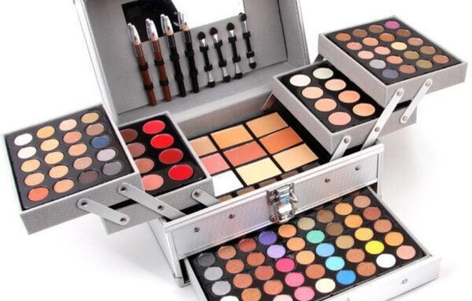 Kofer sa šminkom – Sve što vam treba za kompletan make-up na jednom mestu